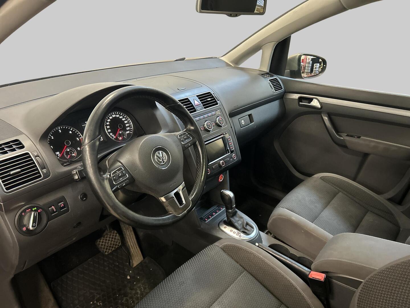 VOLKSWAGEN Touran 2015