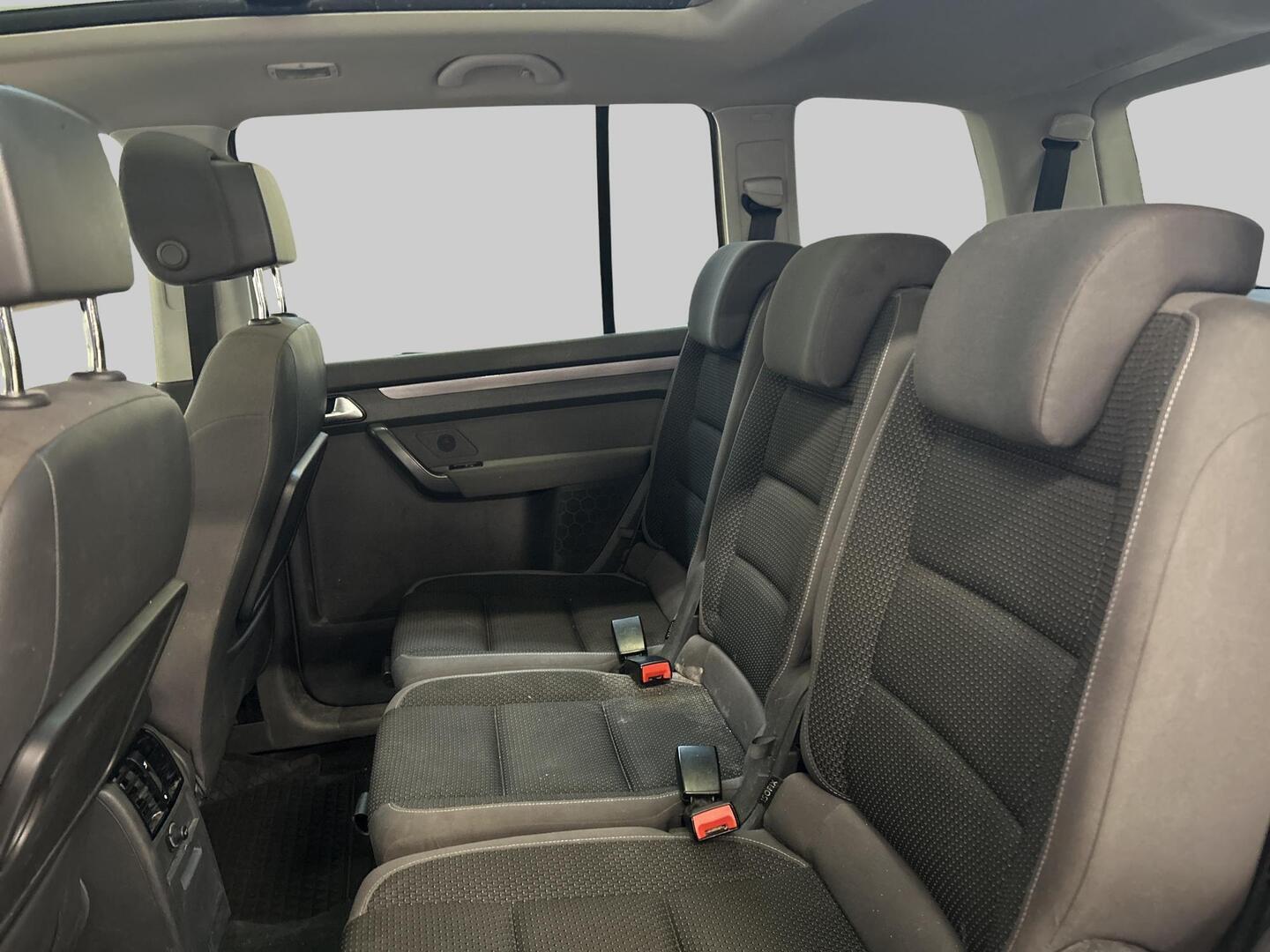 VOLKSWAGEN Touran 2015