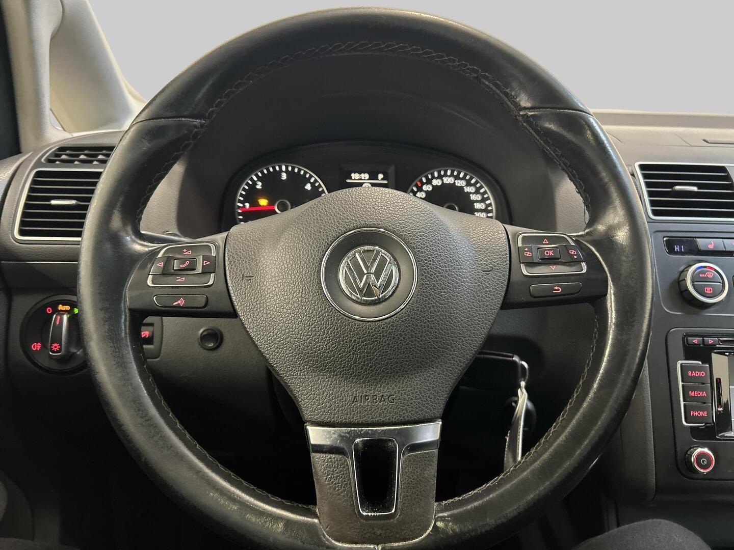 VOLKSWAGEN Touran 2015