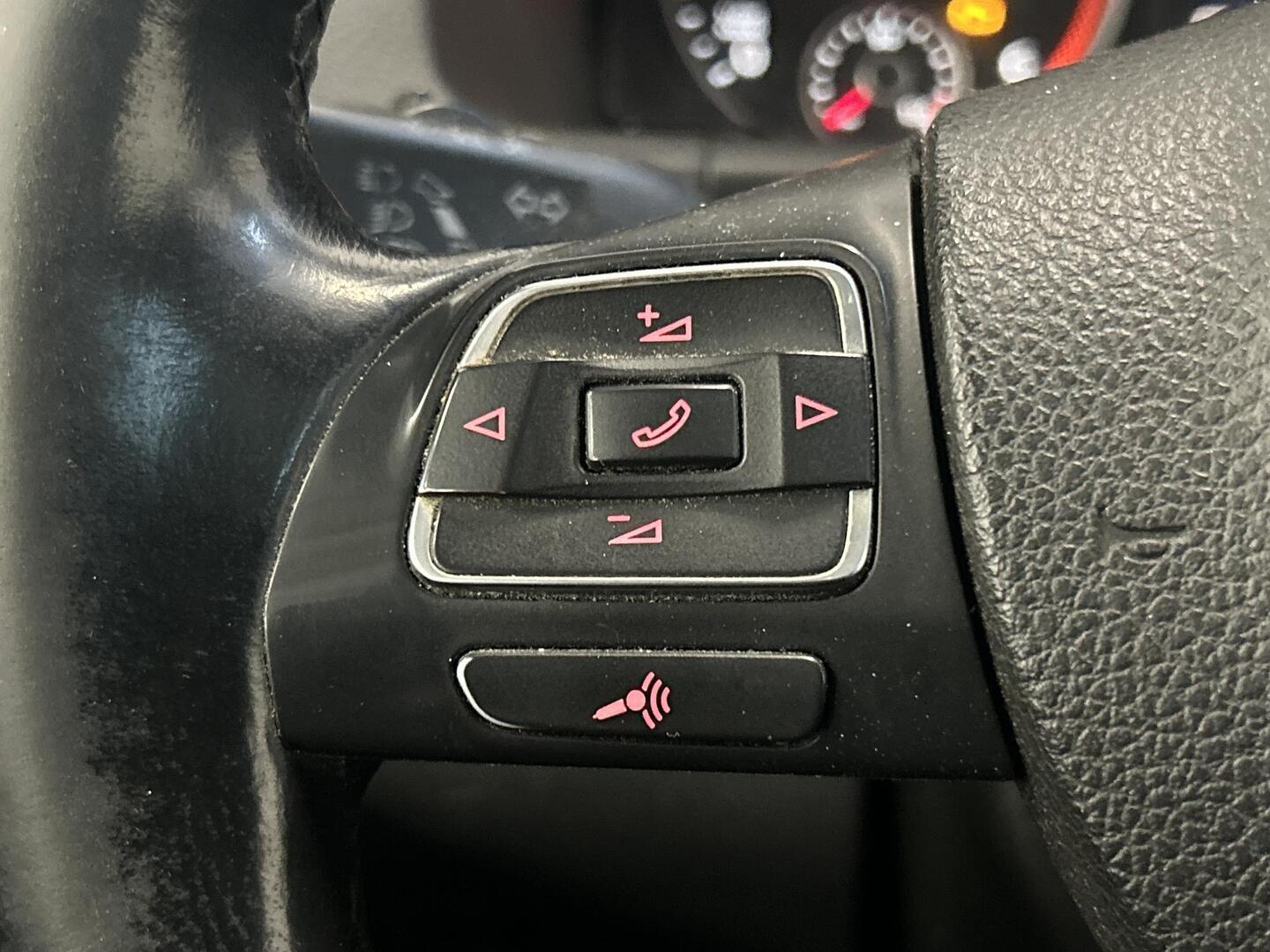 VOLKSWAGEN Touran 2015