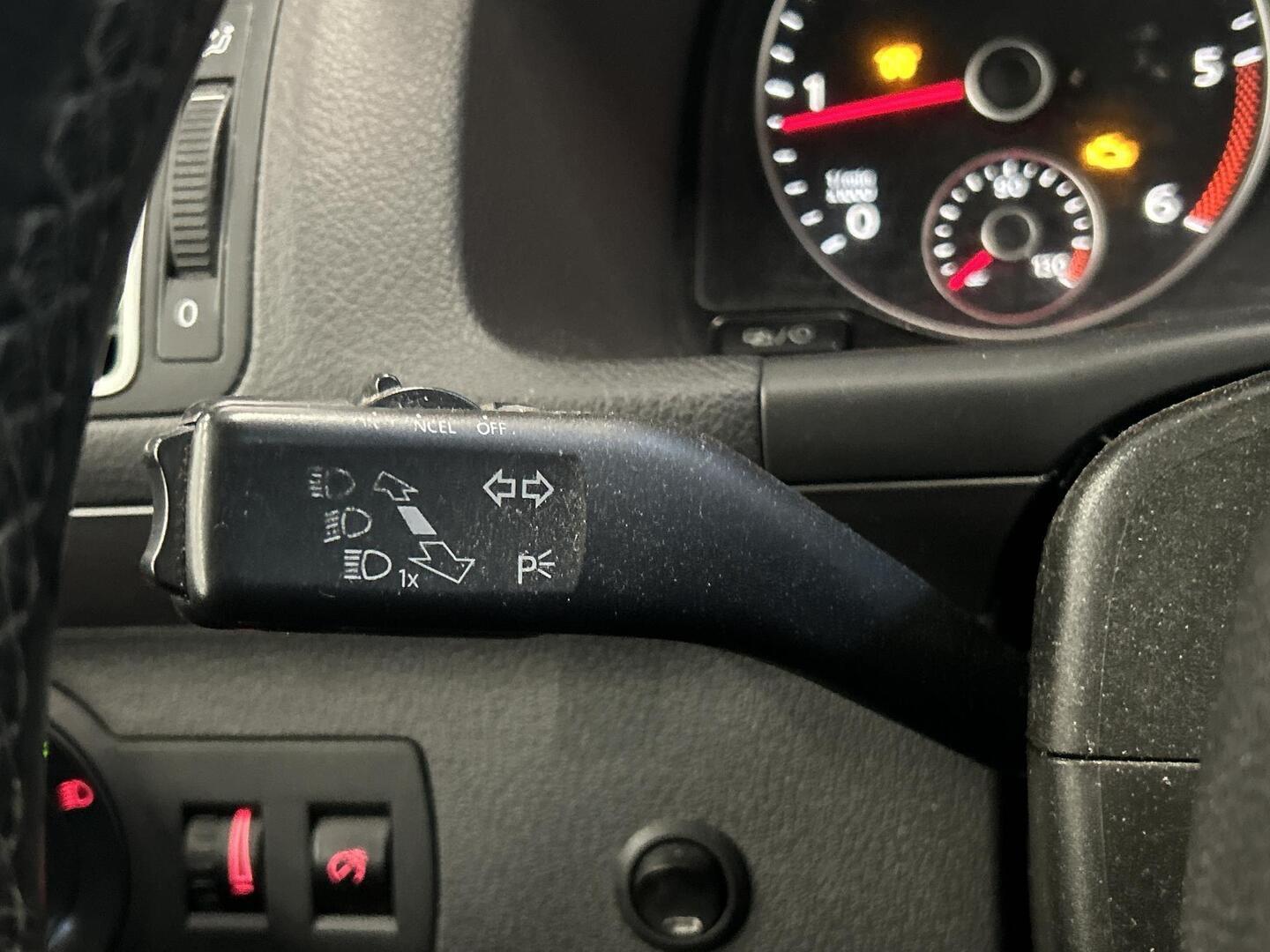 VOLKSWAGEN Touran 2015