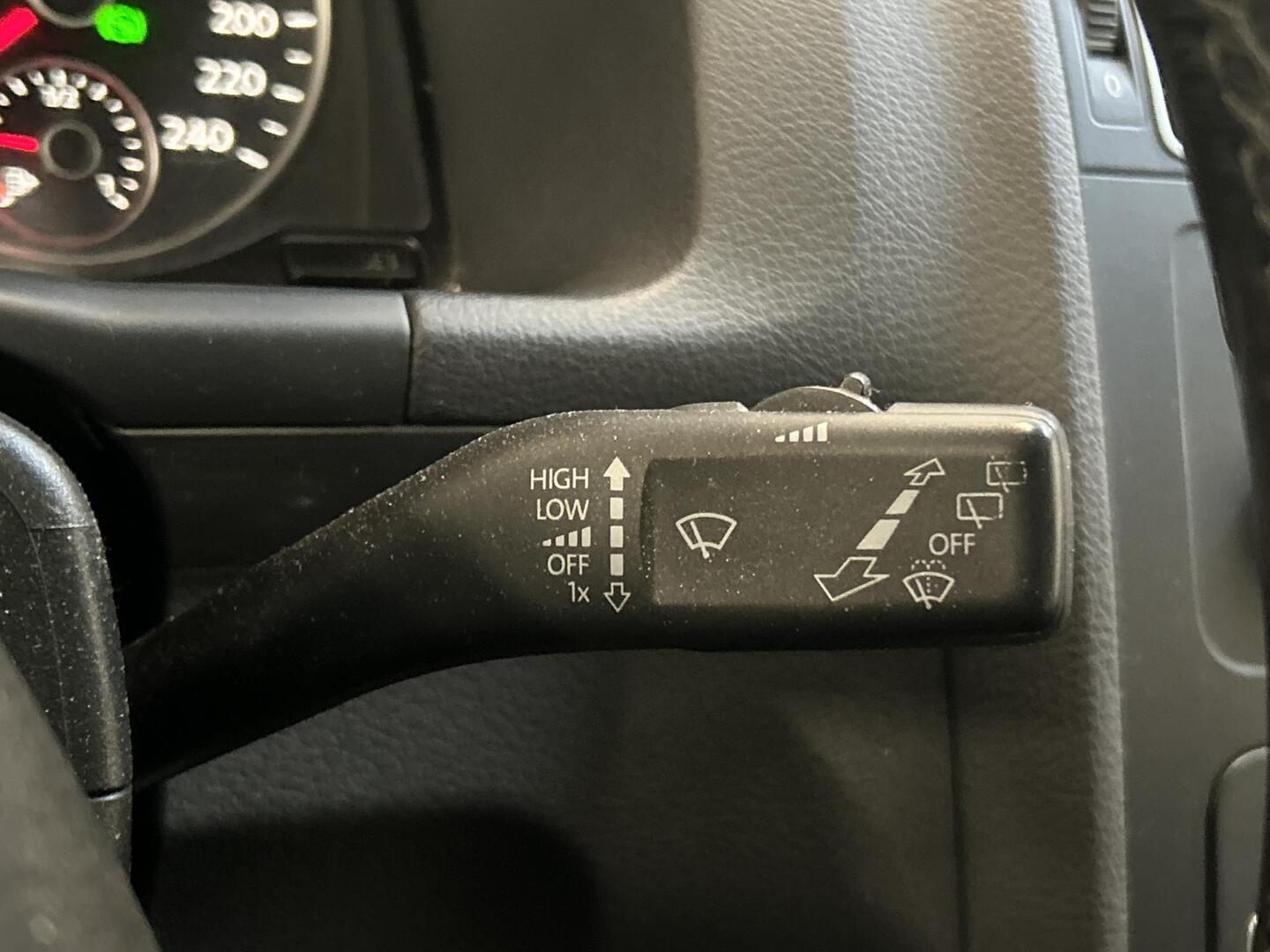 VOLKSWAGEN Touran 2015