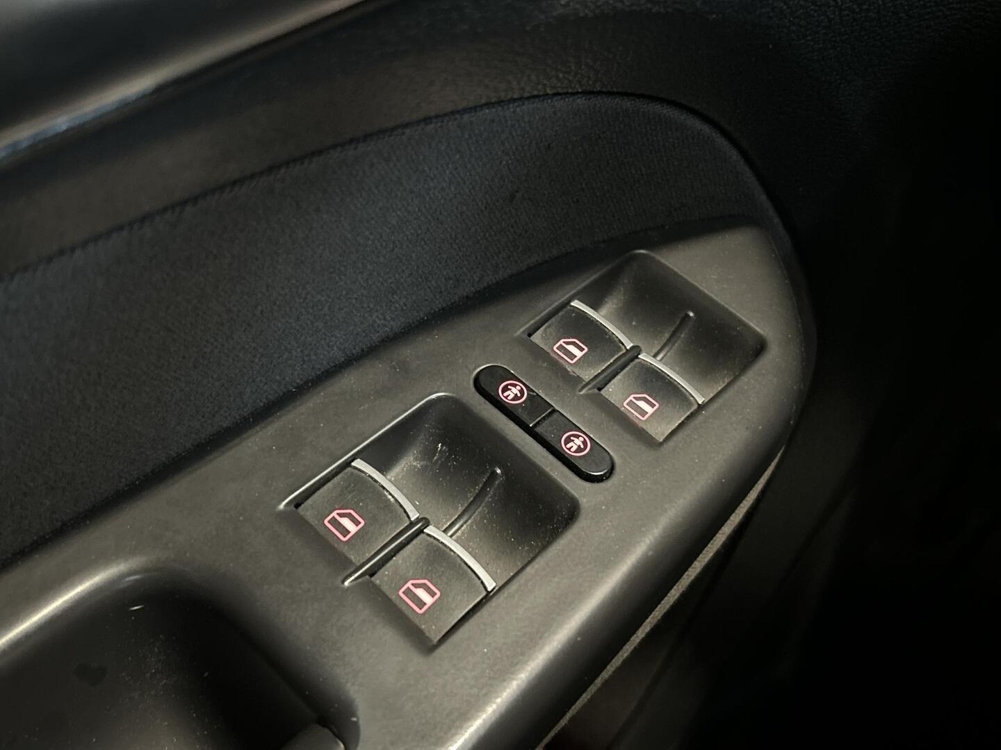 VOLKSWAGEN Touran 2015