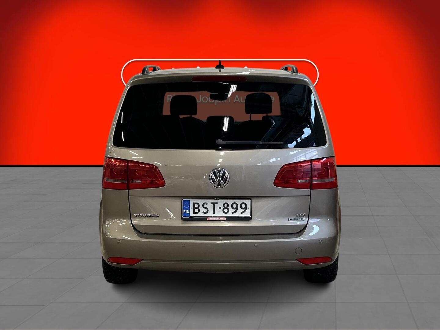 VOLKSWAGEN Touran 2015