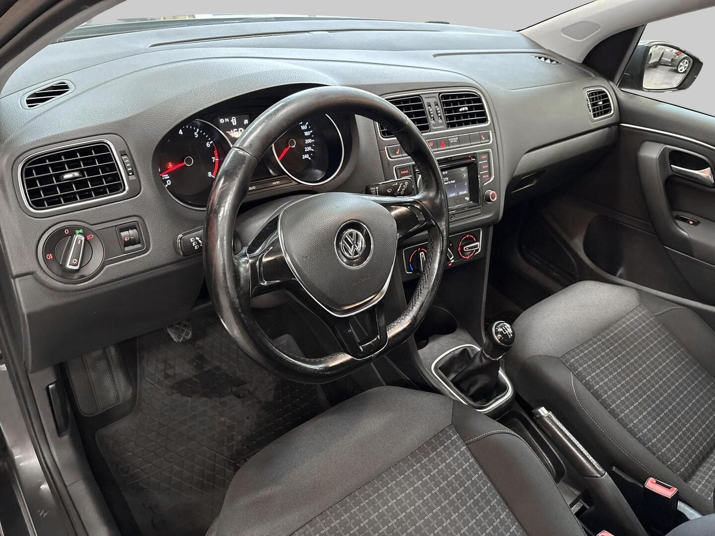 VOLKSWAGEN Polo 2015