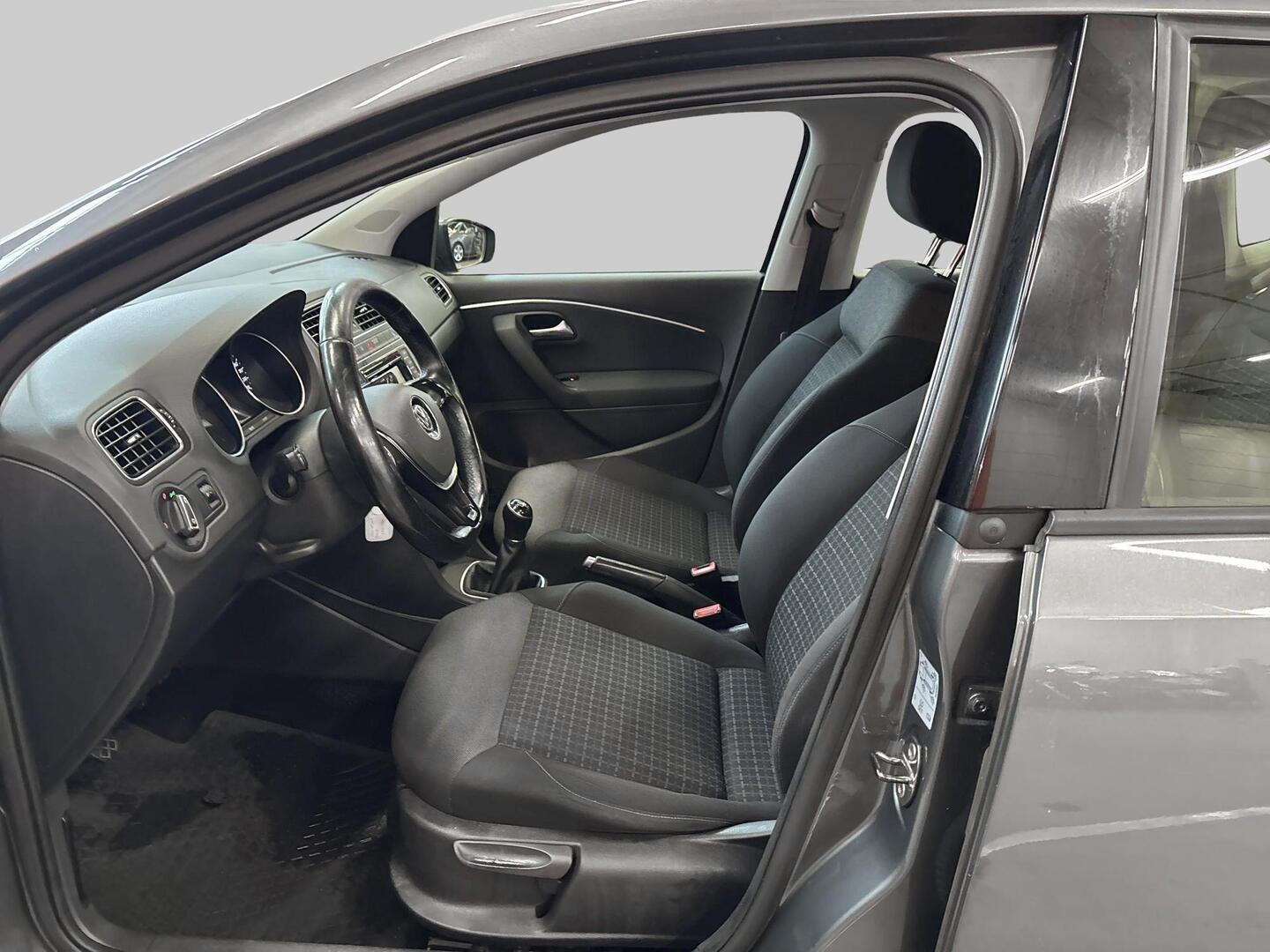VOLKSWAGEN Polo 2015