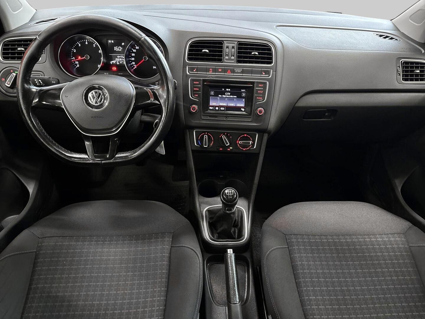 VOLKSWAGEN Polo 2015