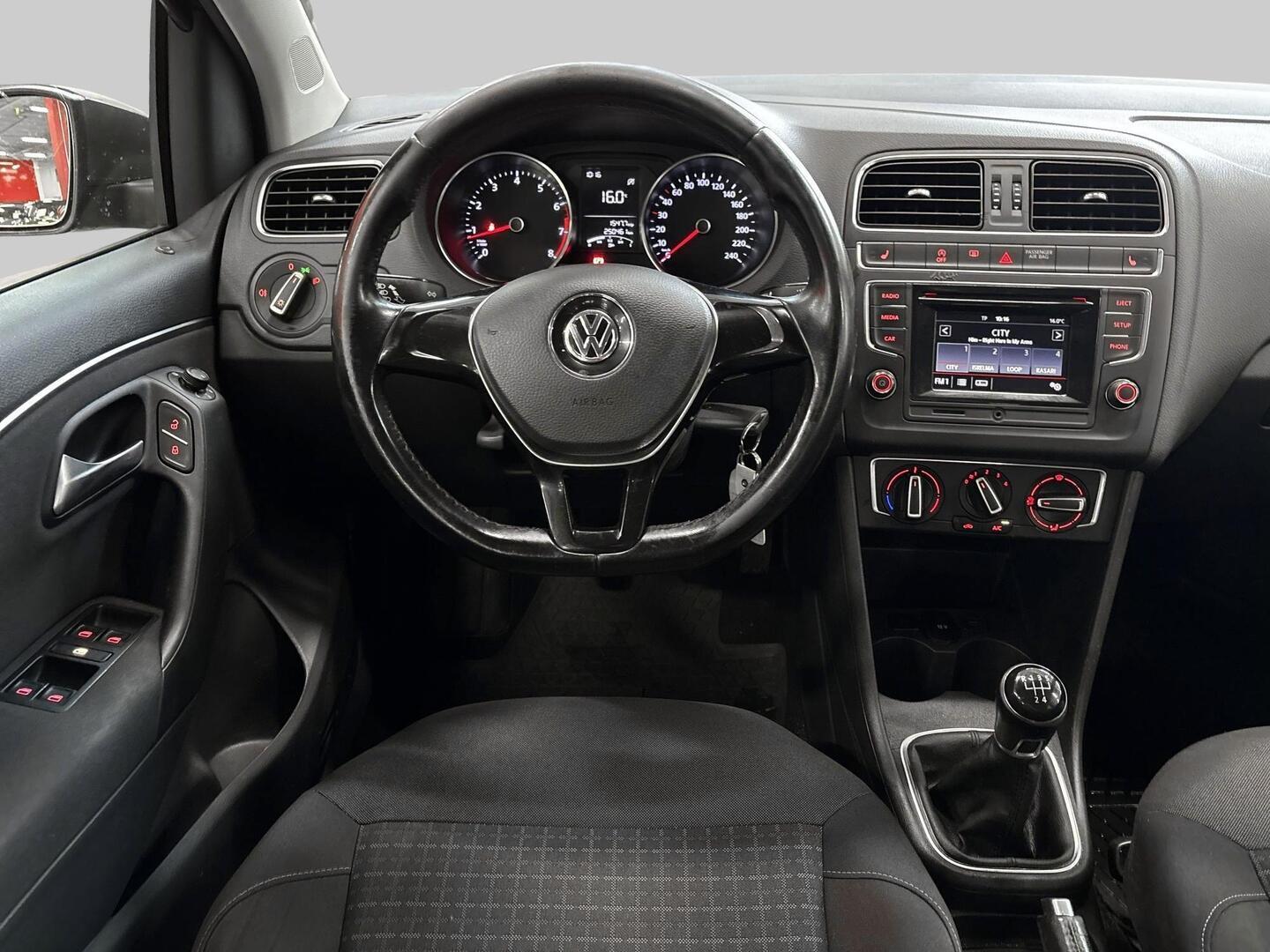 VOLKSWAGEN Polo 2015