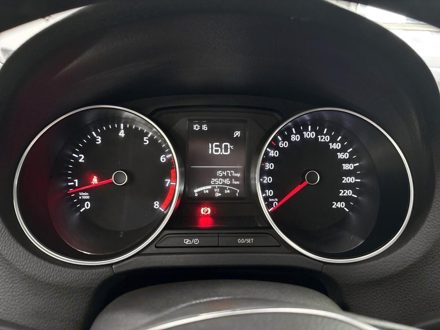 VOLKSWAGEN Polo 2015