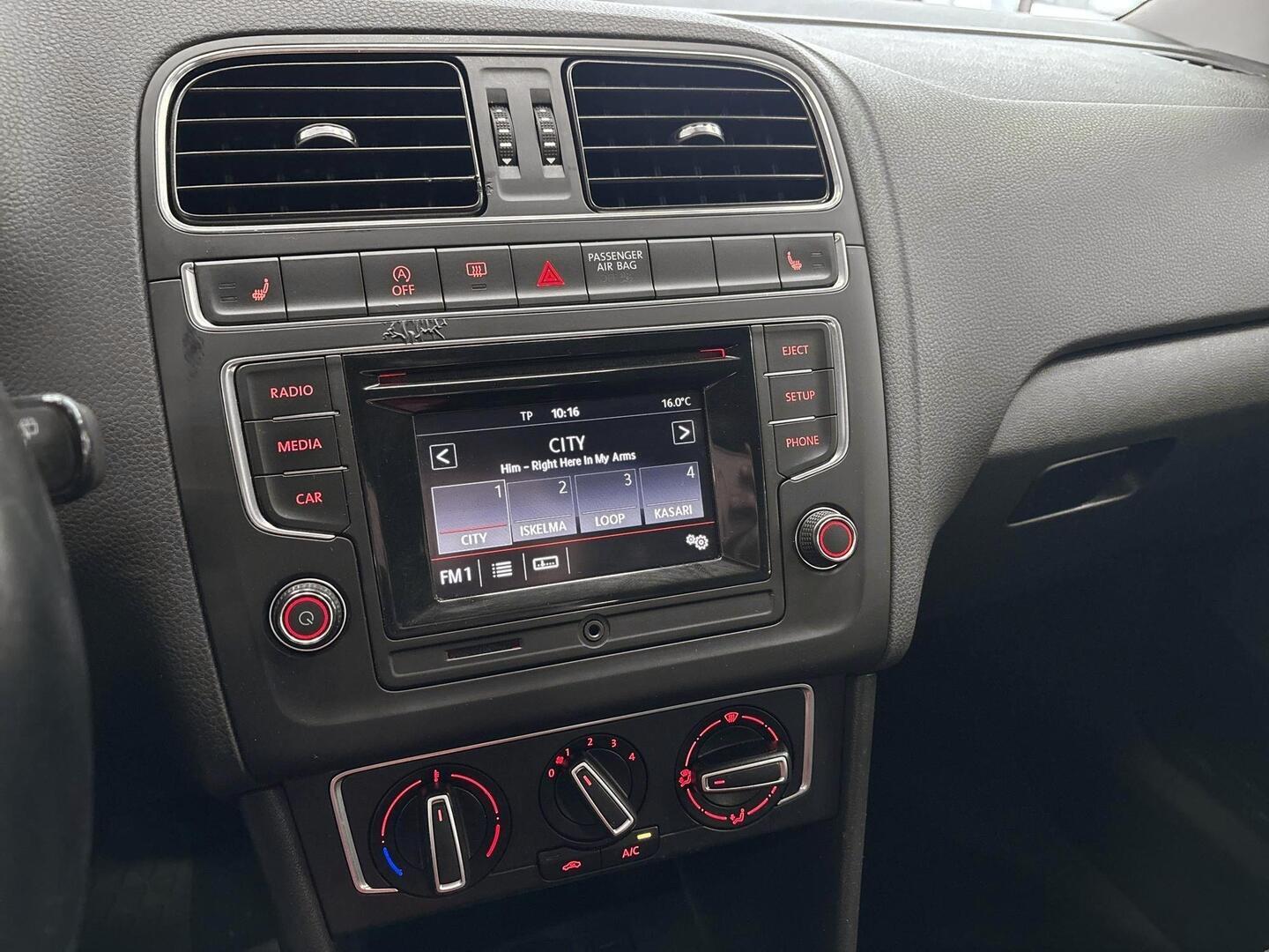 VOLKSWAGEN Polo 2015