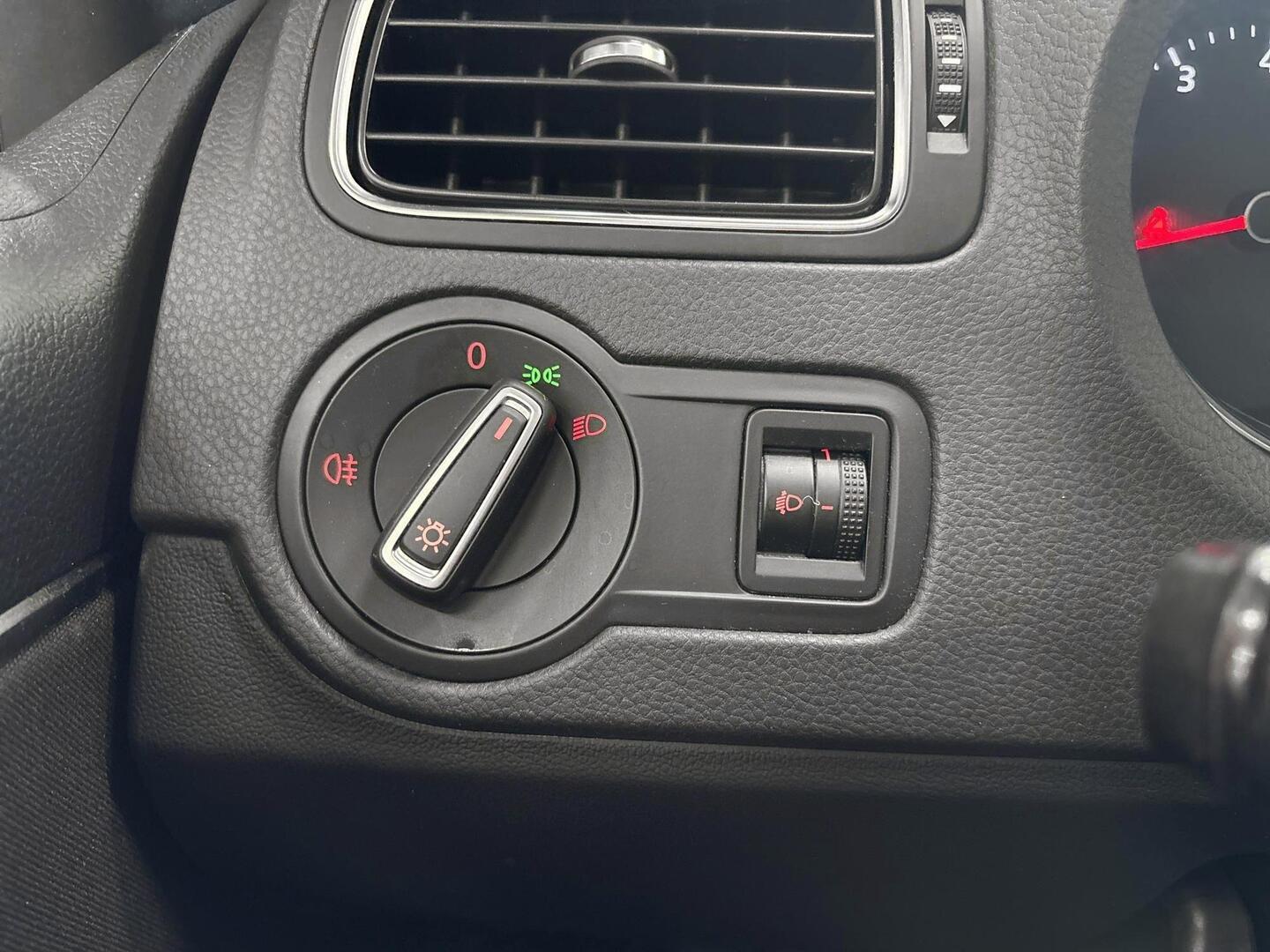 VOLKSWAGEN Polo 2015