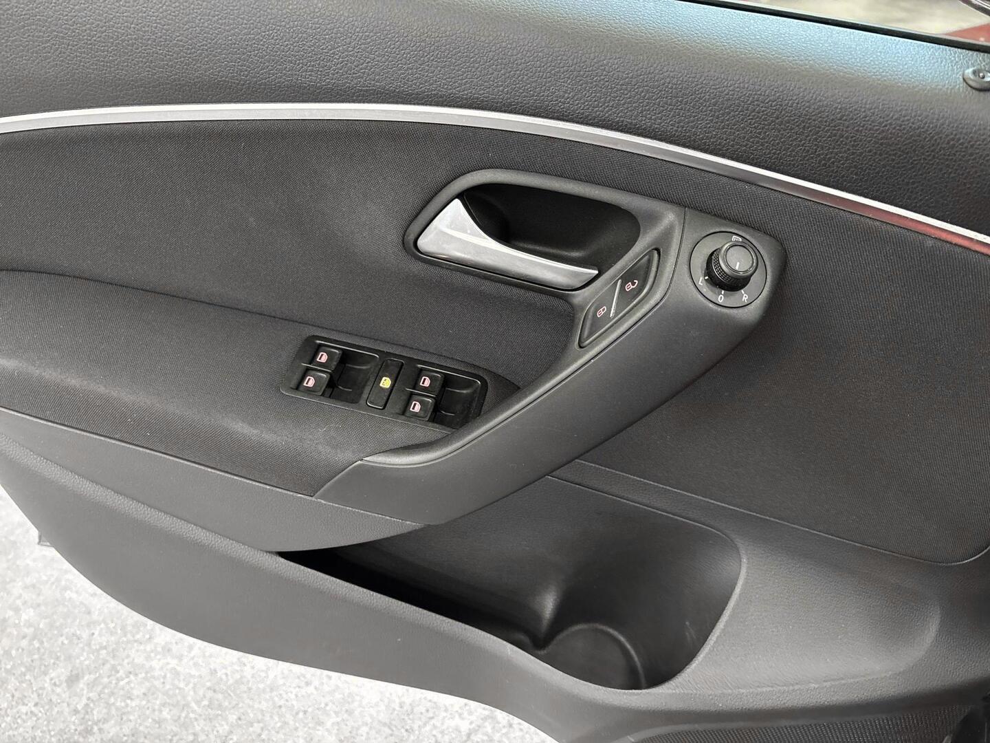 VOLKSWAGEN Polo 2015