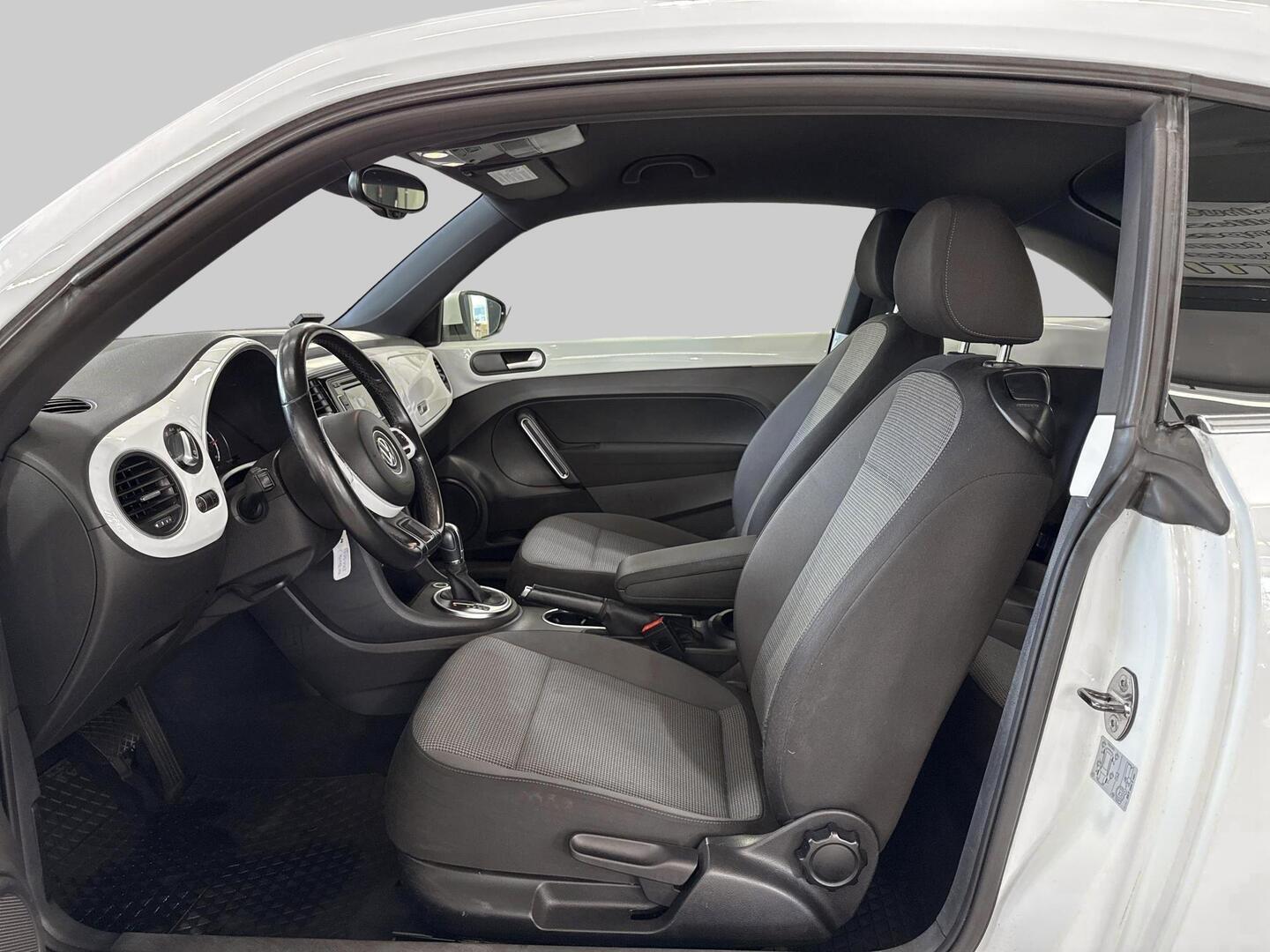VOLKSWAGEN Beetle 2014