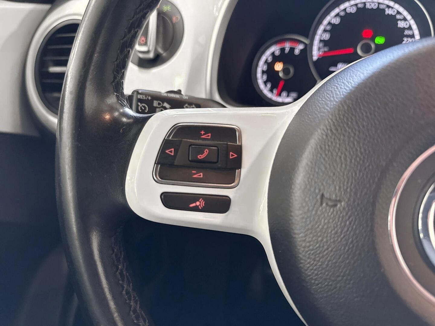 VOLKSWAGEN Beetle 2014
