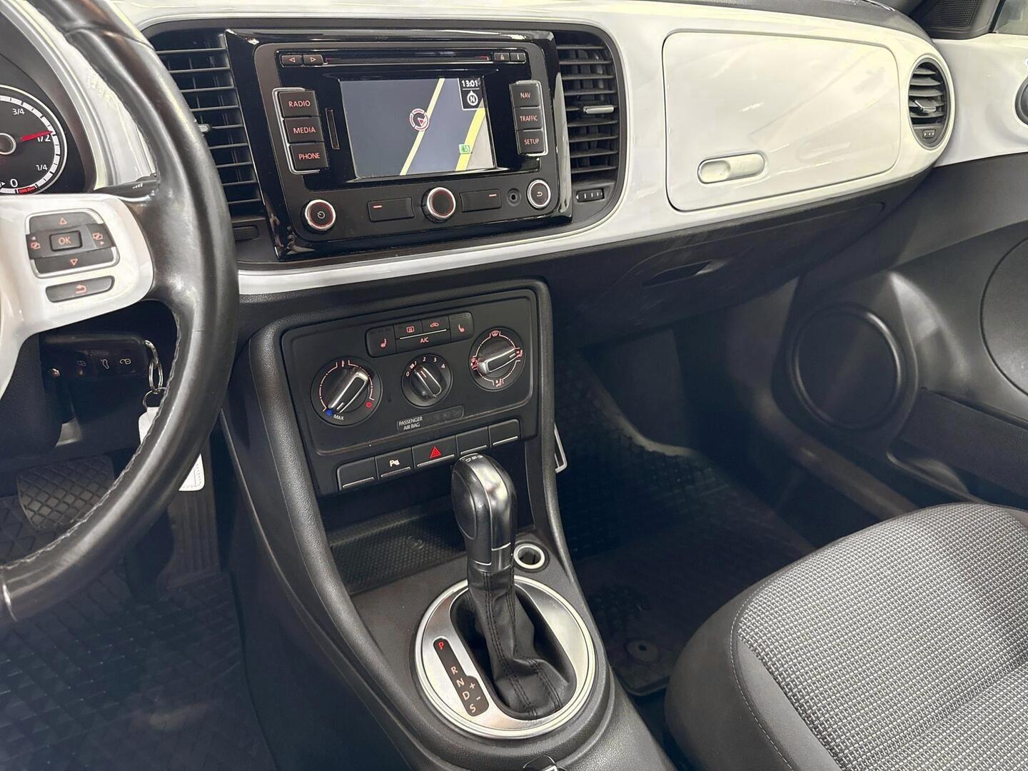 VOLKSWAGEN Beetle 2014