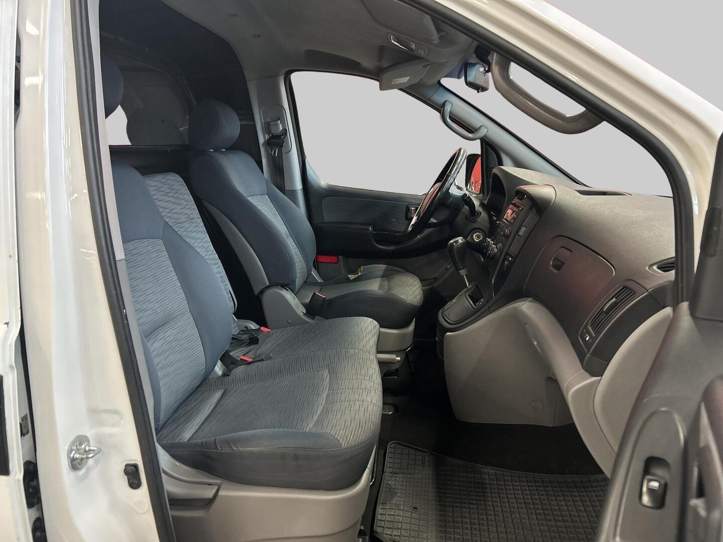 HYUNDAI H-1 2012