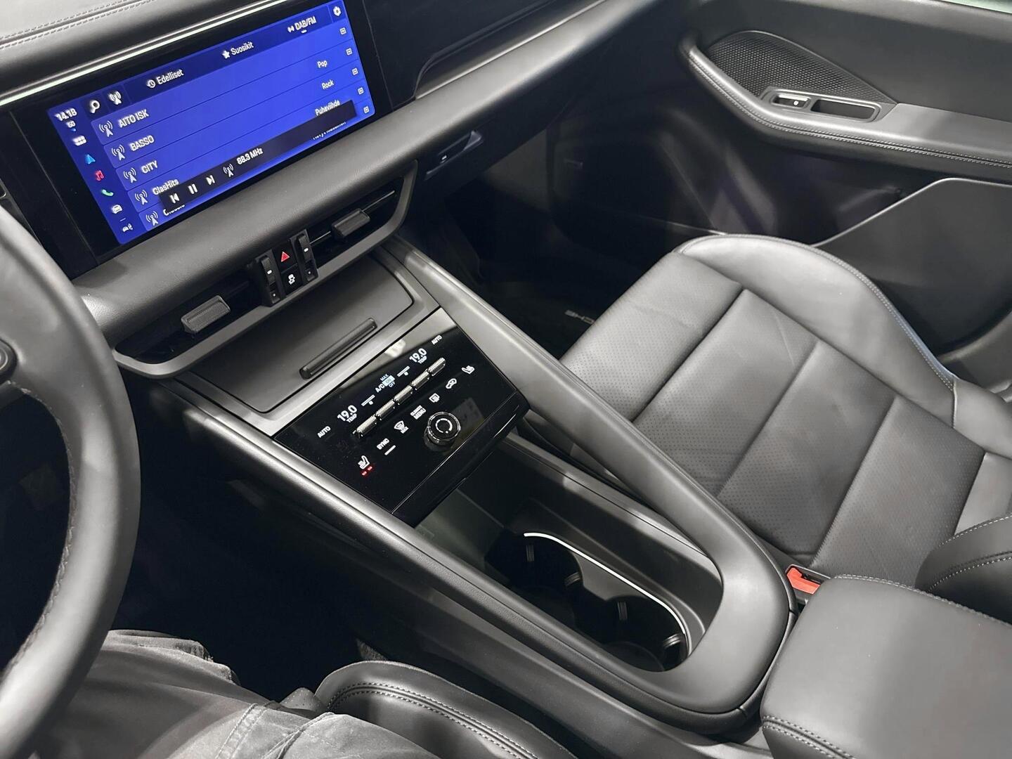PORSCHE Macan 2024
