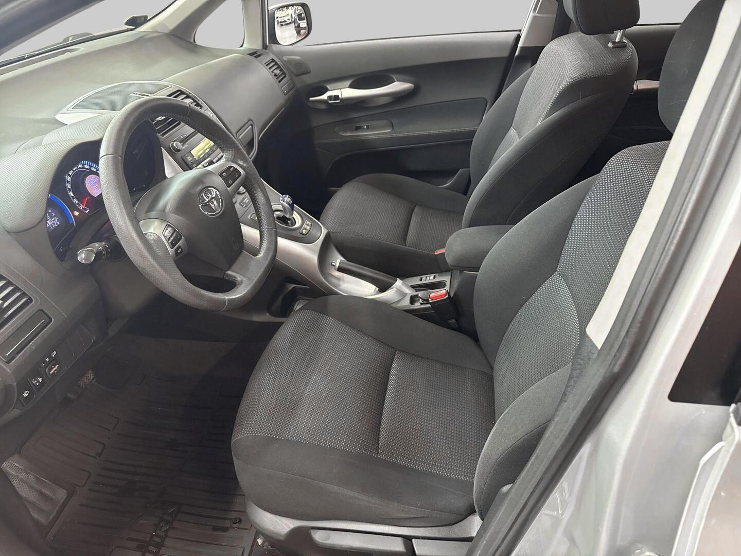 TOYOTA Auris 2012