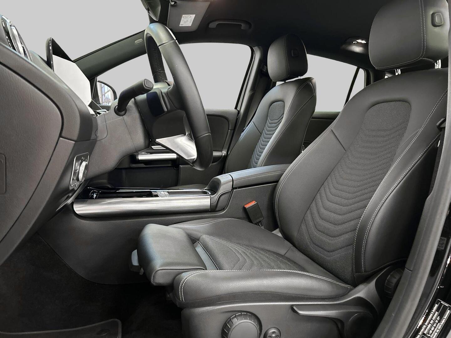 MERCEDES-BENZ EQA 2025