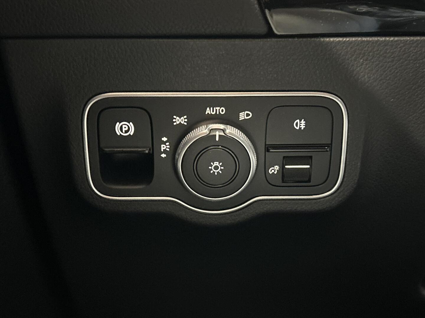 MERCEDES-BENZ EQA 2025