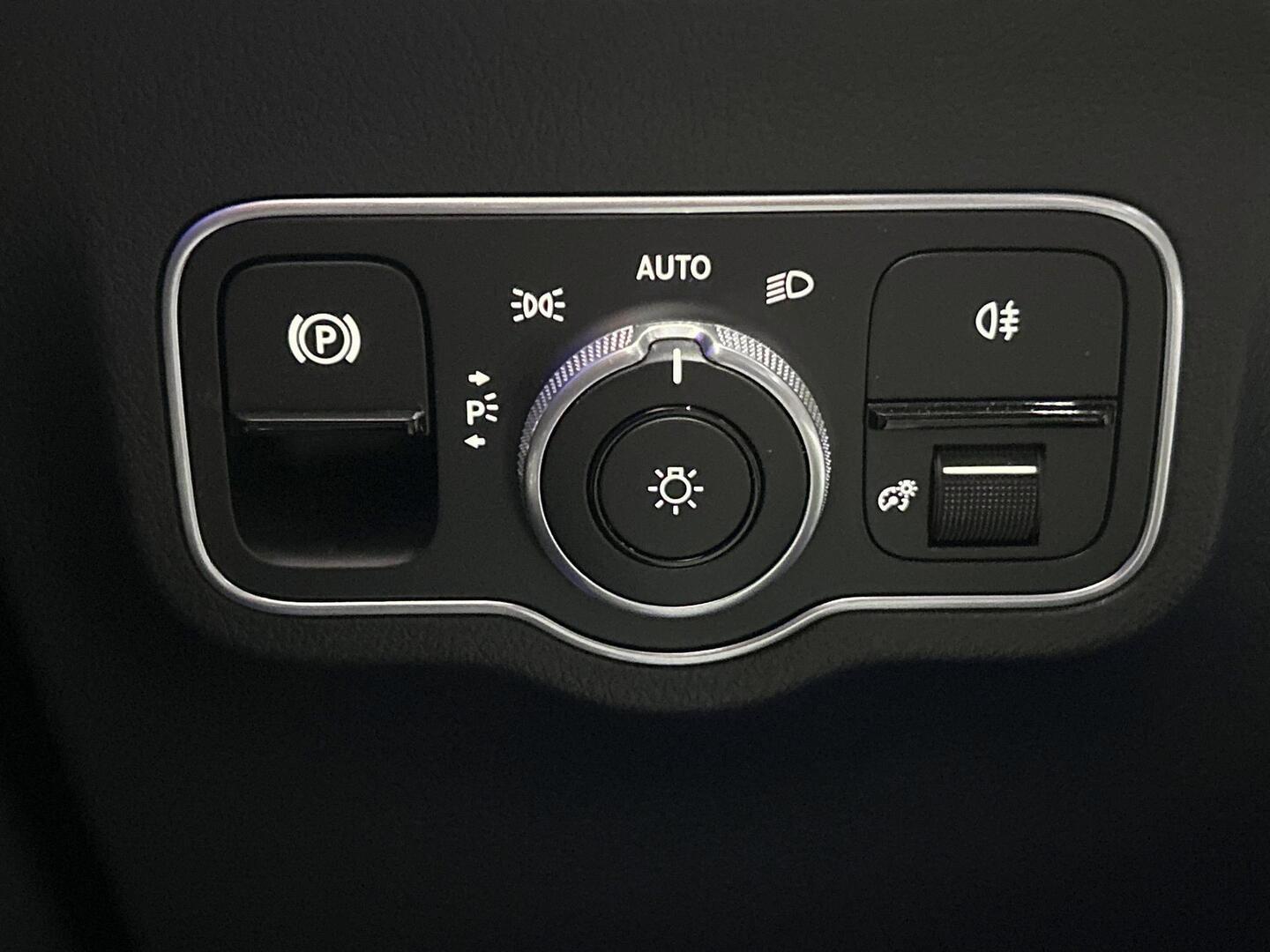 MERCEDES-BENZ EQA 2024