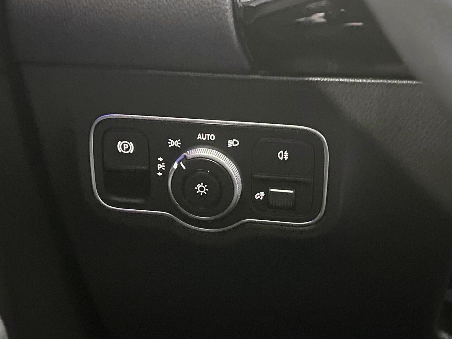 MERCEDES-BENZ EQA 2025