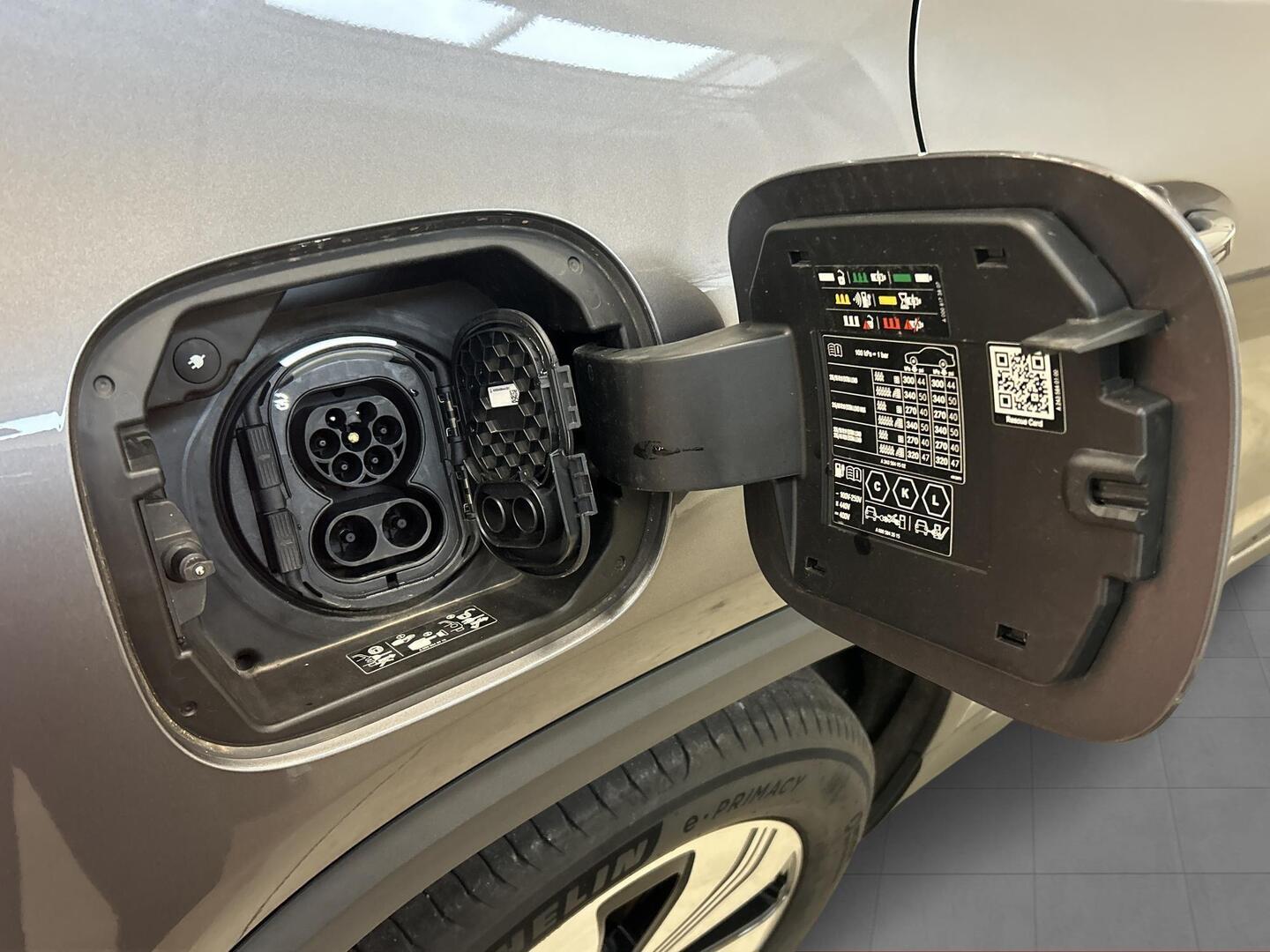 MERCEDES-BENZ EQA 2025