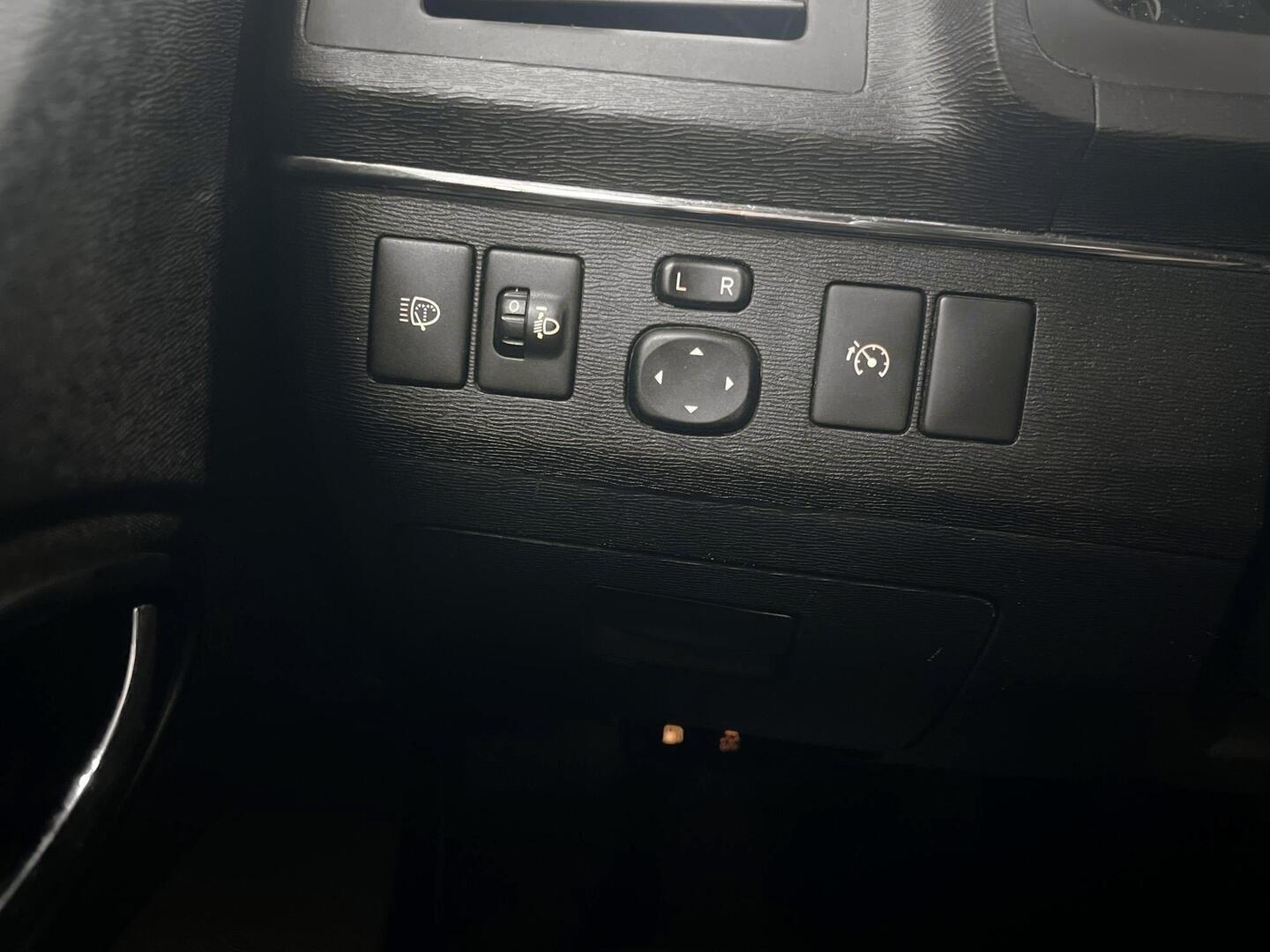 TOYOTA Avensis 2011