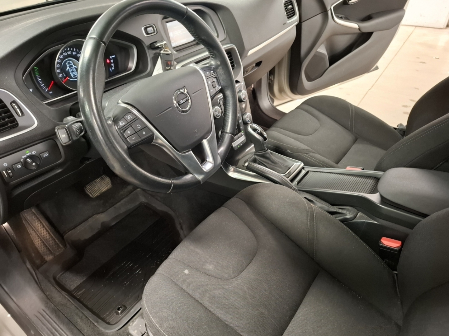 VOLVO V40 2017
