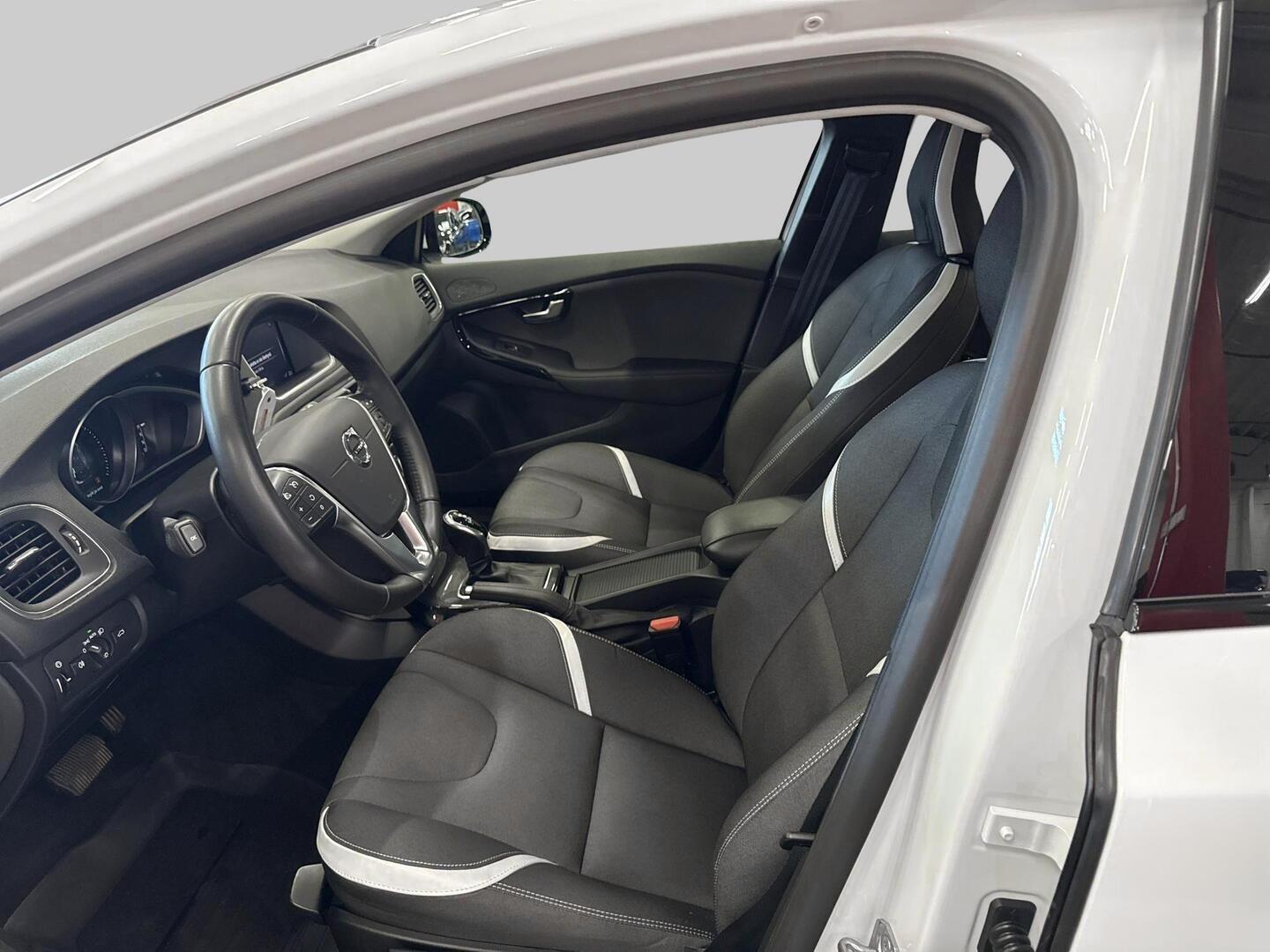 VOLVO V40 2019