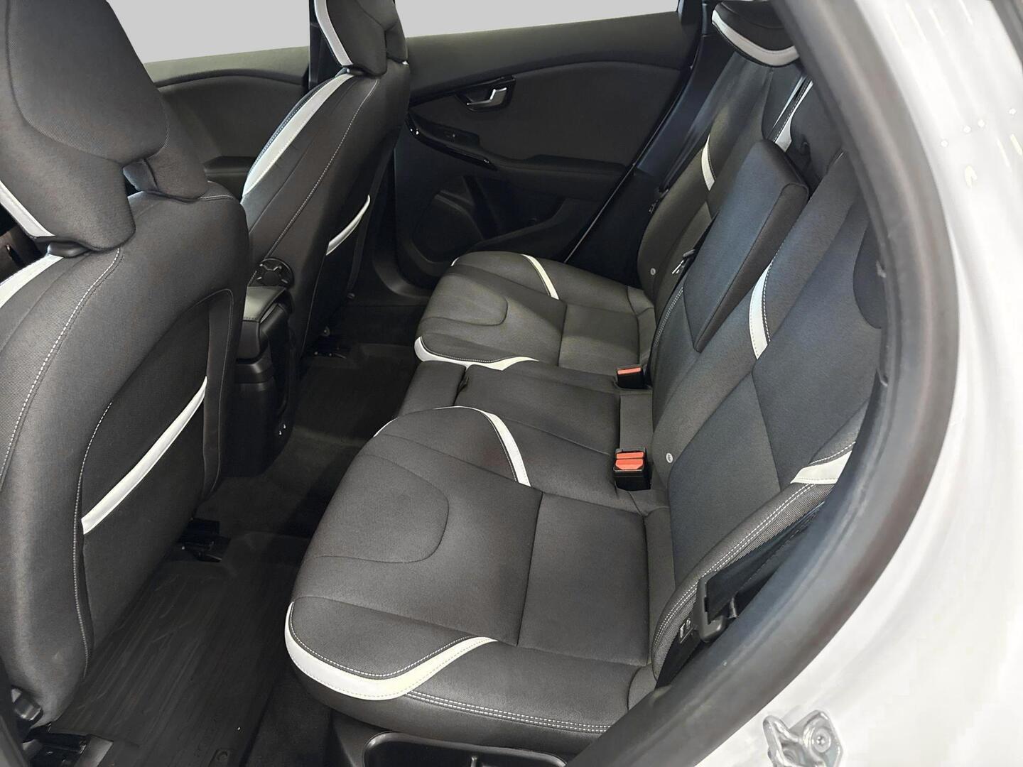 VOLVO V40 2019