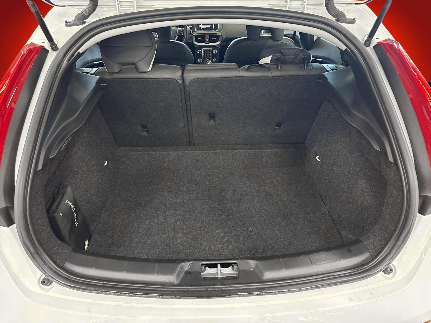 VOLVO V40 2019