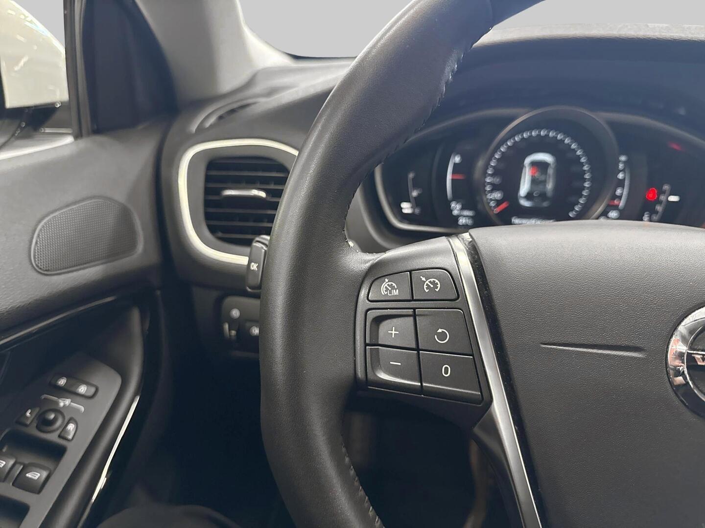 VOLVO V40 2019