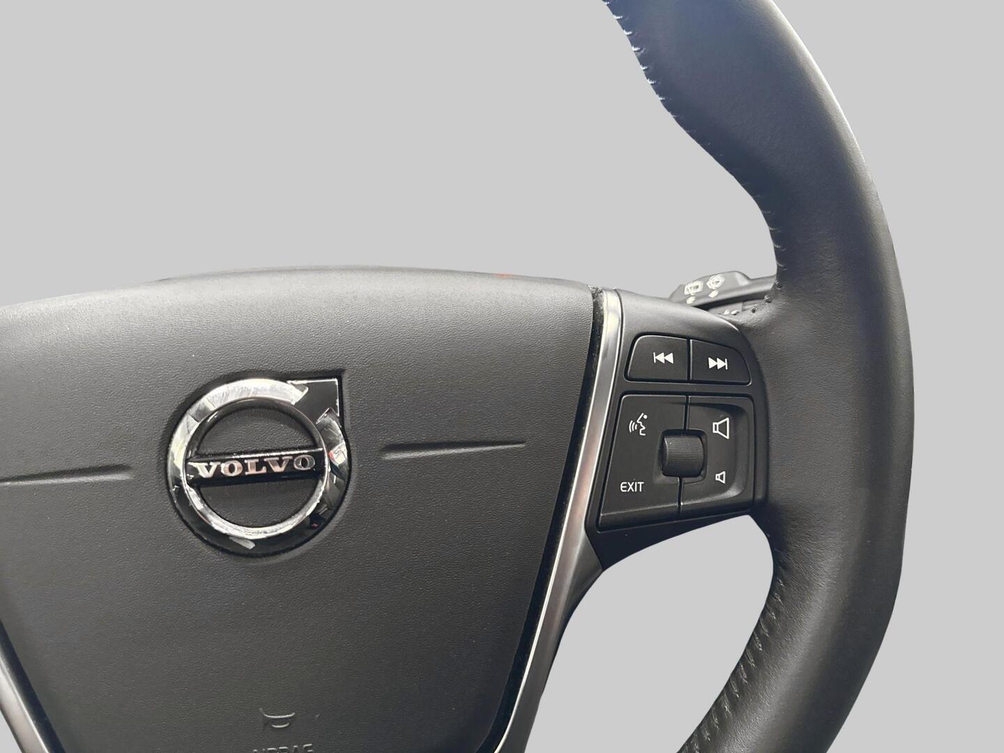 VOLVO V40 2019
