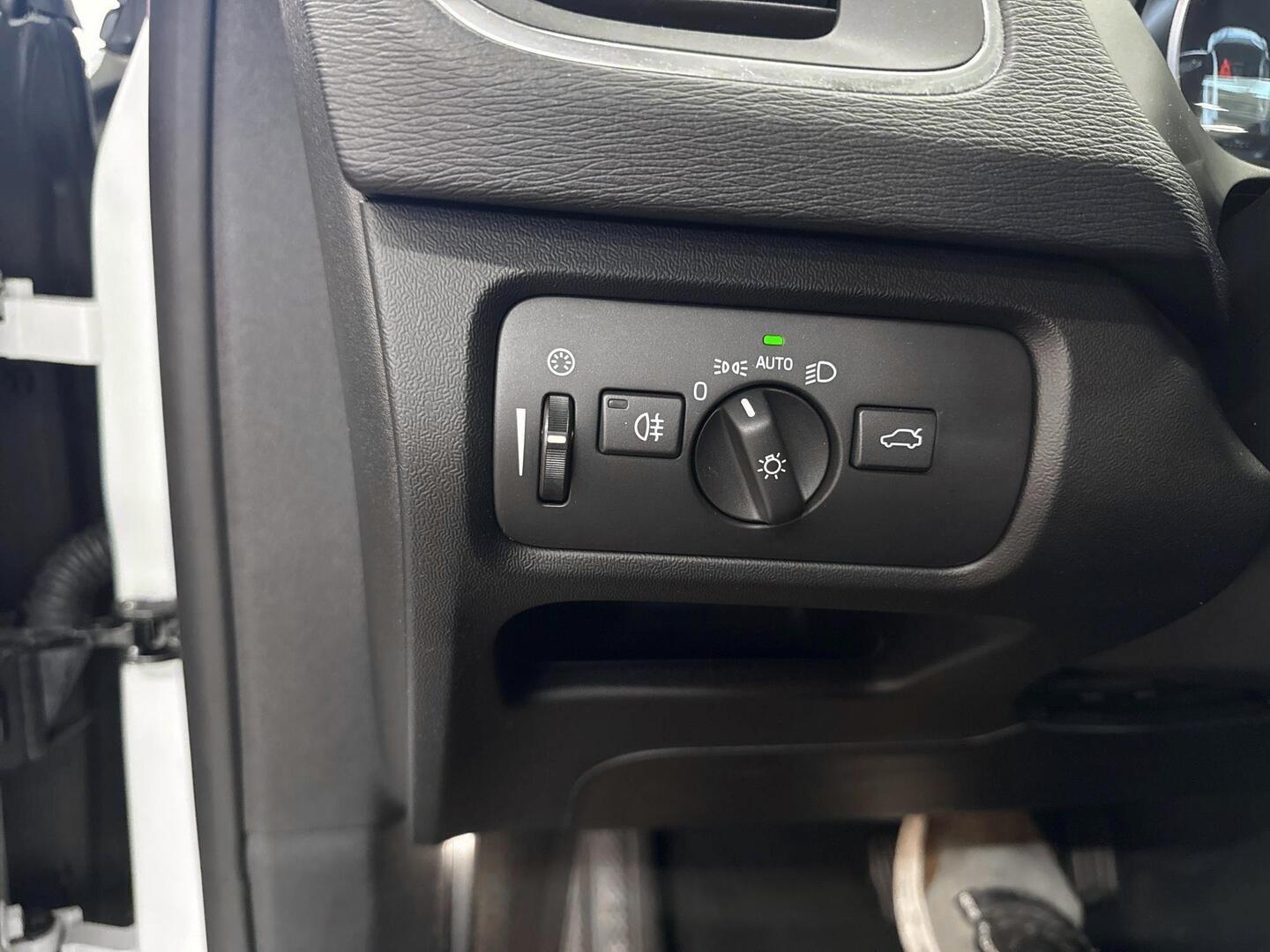 VOLVO V40 2019