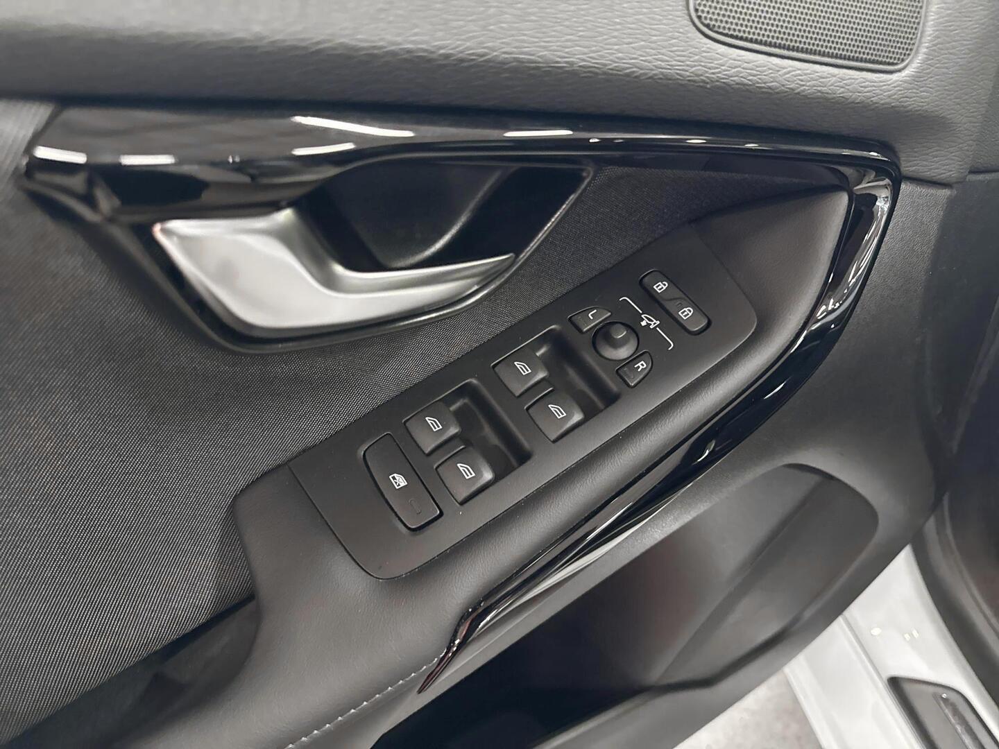 VOLVO V40 2019