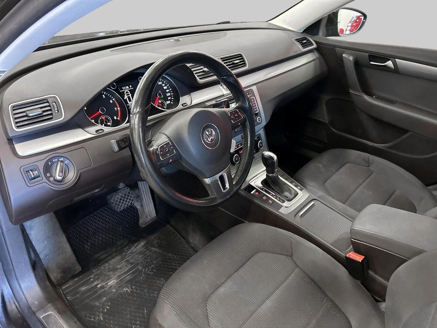 VOLKSWAGEN Passat 2011