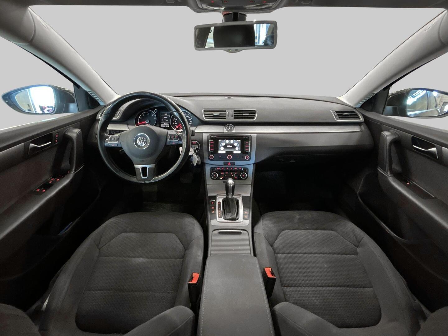 VOLKSWAGEN Passat 2011