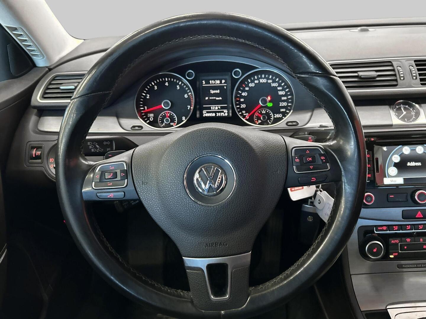VOLKSWAGEN Passat 2011