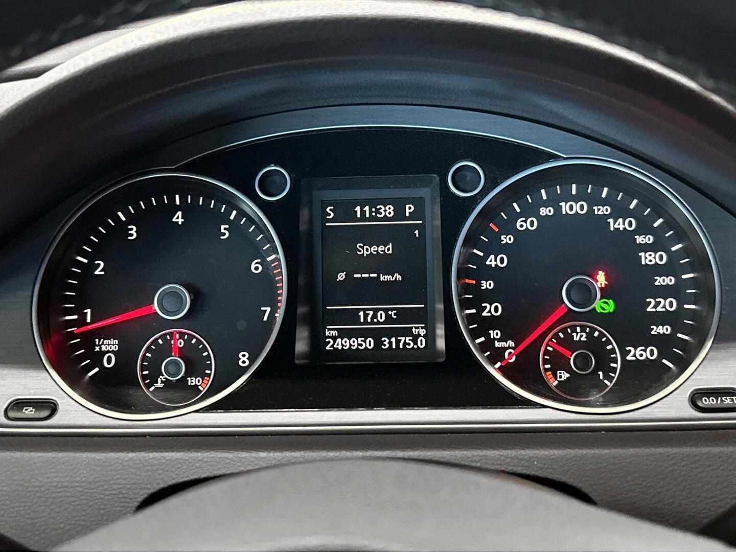 VOLKSWAGEN Passat 2011