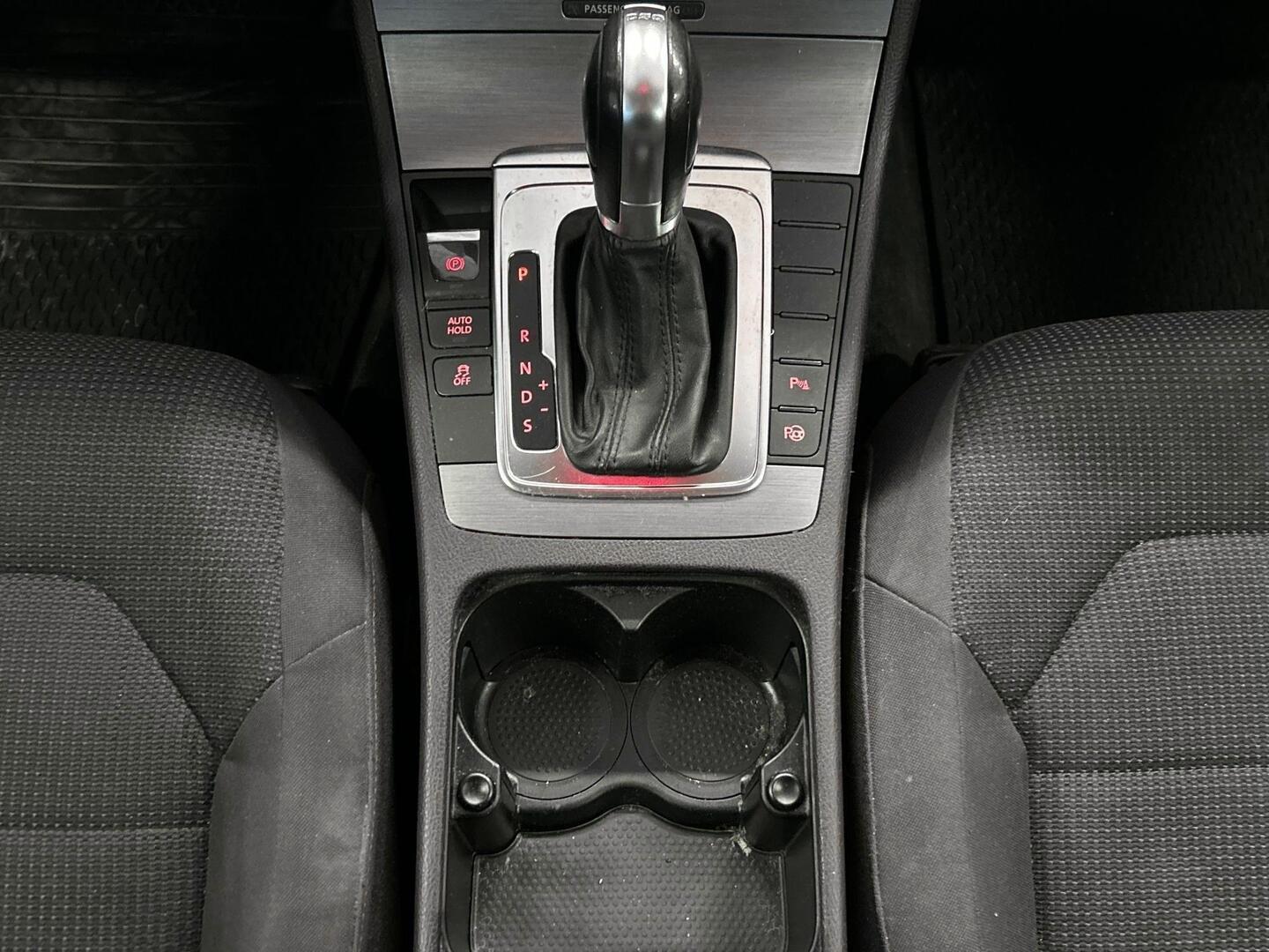 VOLKSWAGEN Passat 2011