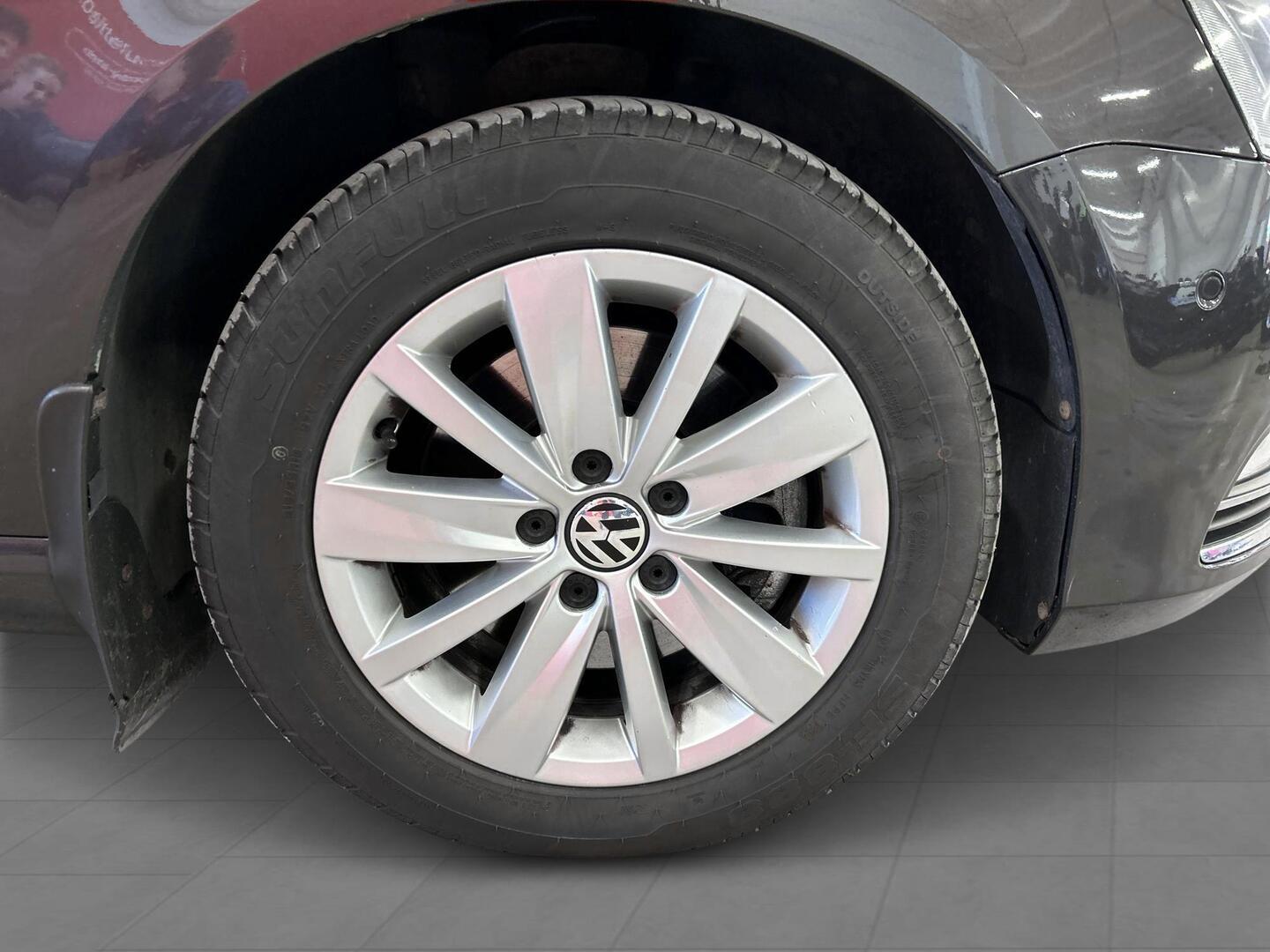 VOLKSWAGEN Passat 2011