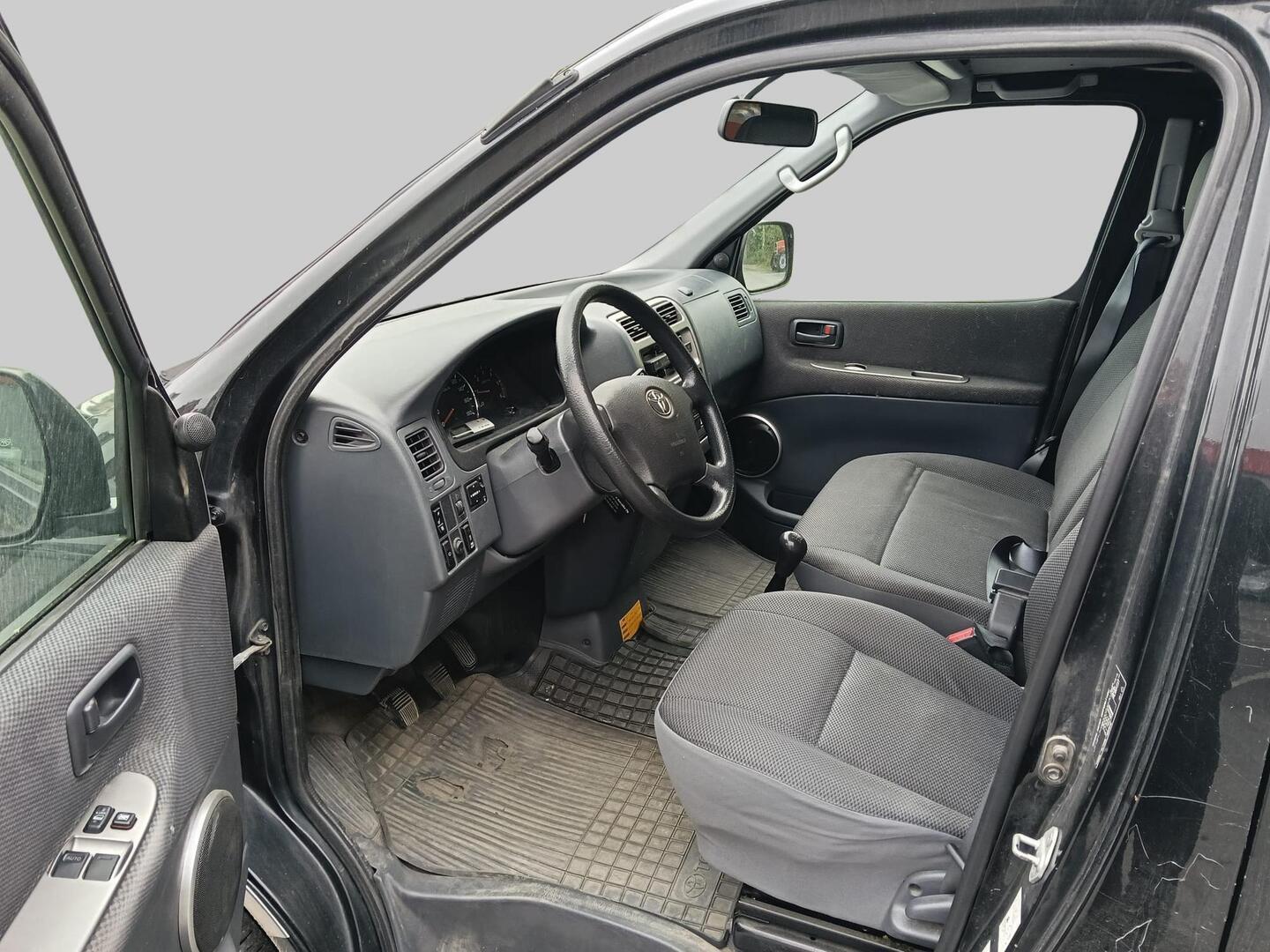 TOYOTA Hiace 2009