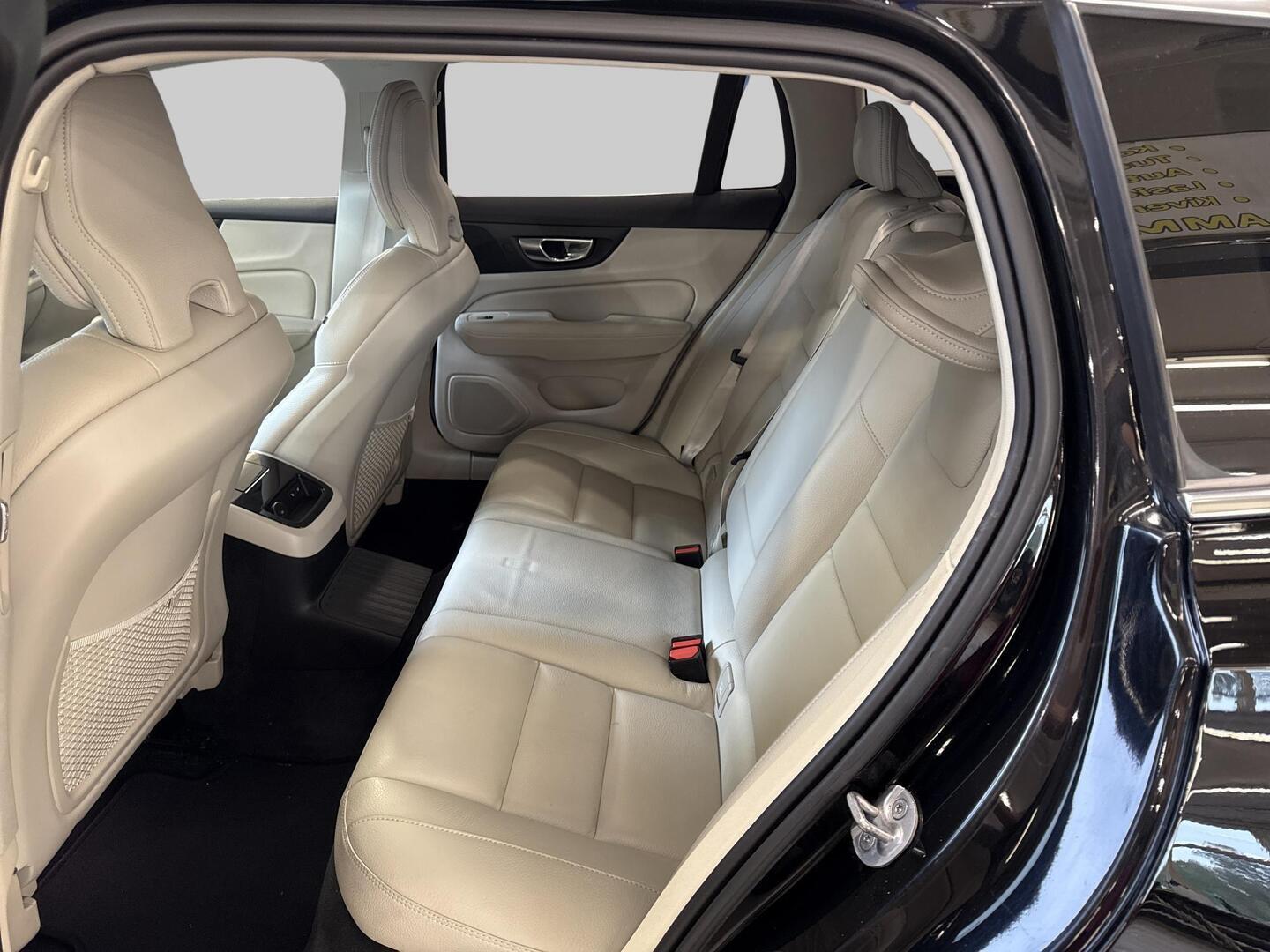 VOLVO V60 2023