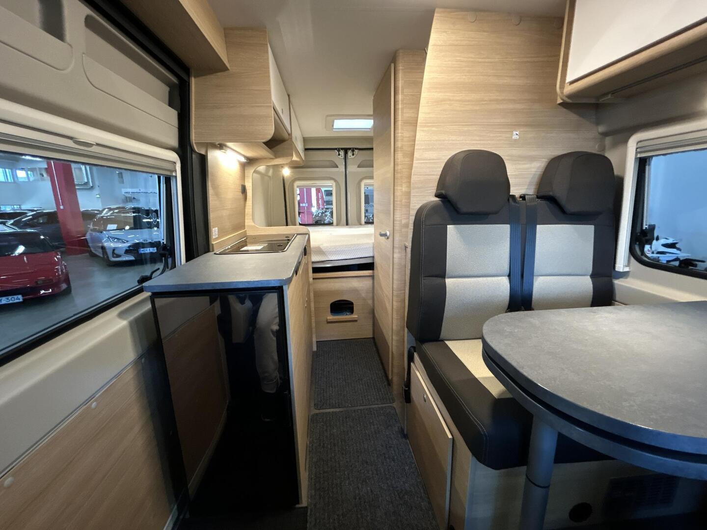 ROADCAR VAN R 600 2024