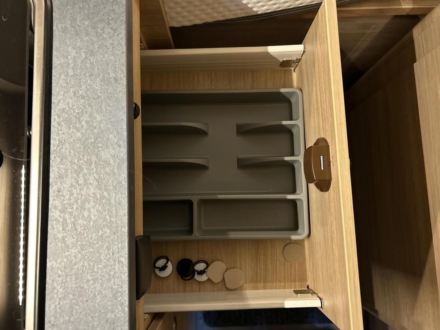 ROADCAR VAN R 600 2024