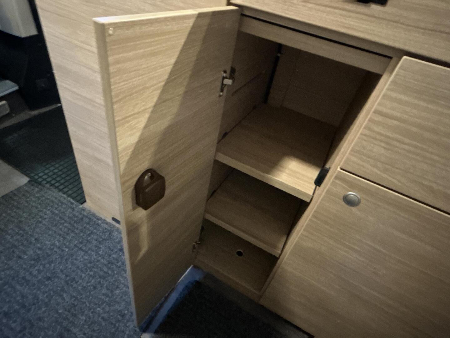 ROADCAR VAN R 600 2024