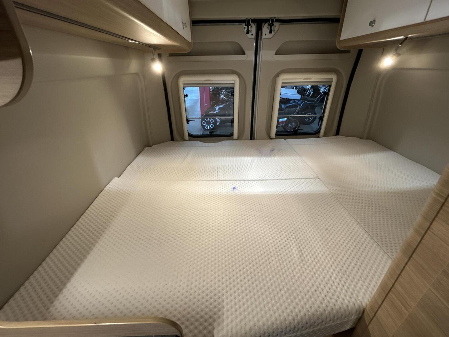 ROADCAR VAN R 600 2024