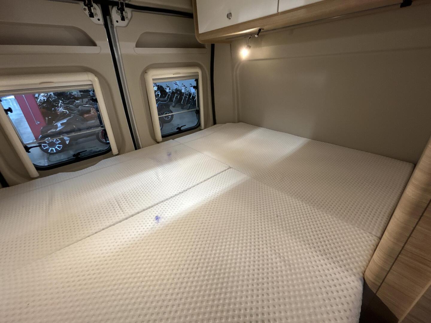 ROADCAR VAN R 600 2024