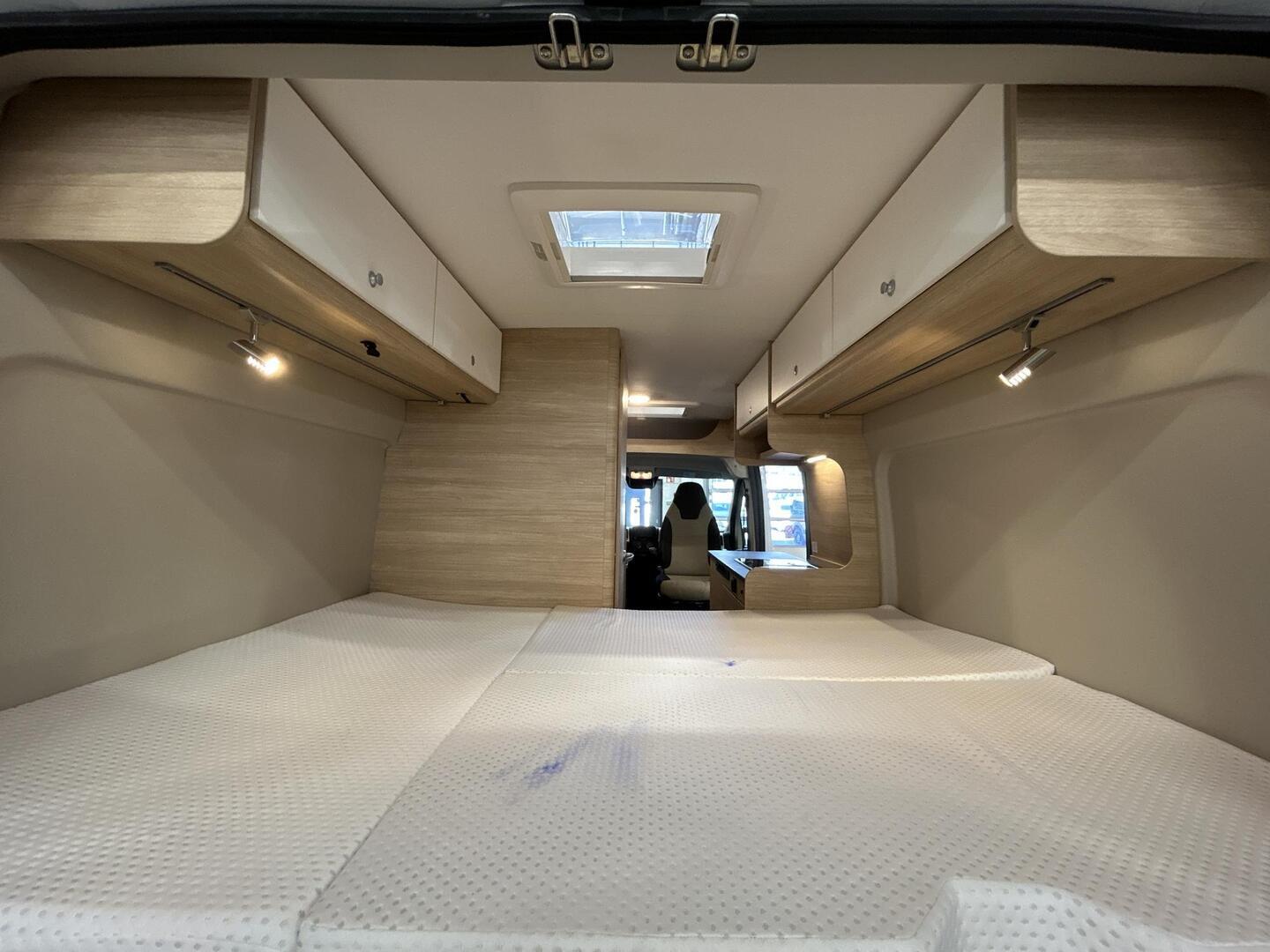 ROADCAR VAN R 600 2024